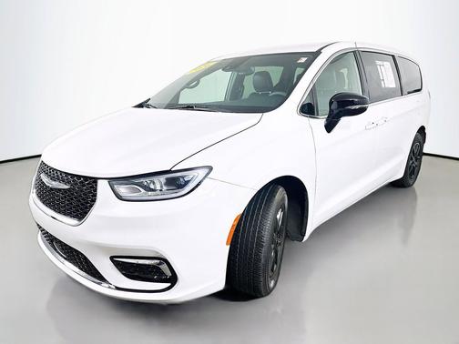 Bright White Clearcoat 2026 Chrysler Pacifica L