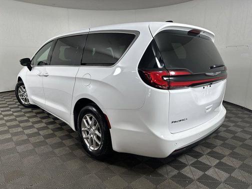 Bright White Clearcoat 2026 Chrysler Pacifica L