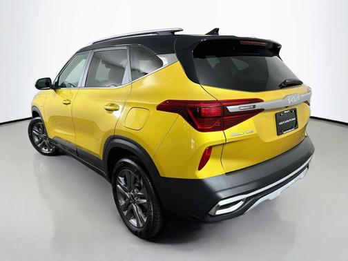 Starbright Yellow/Black Roof 2023 Kia Seltos S