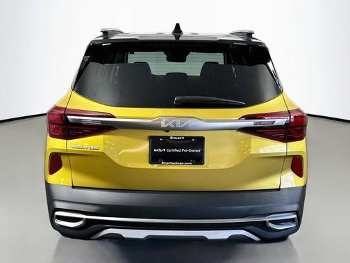 Starbright Yellow/Black Roof 2023 Kia Seltos S