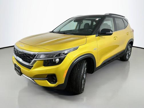 Starbright Yellow/Black Roof 2023 Kia Seltos S