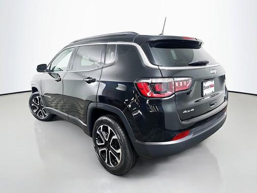 Diamond Black Crystal Pearlcoat 2022 Jeep Compass Limited