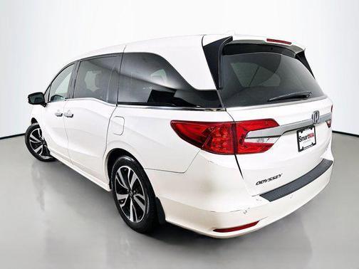 White Diamond Pearl 2019 Honda Odyssey Elite