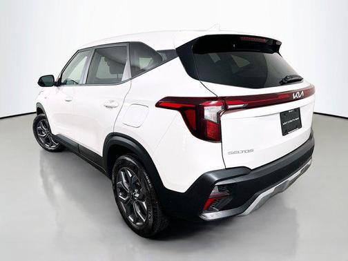 Snow White Pearl 2025 Kia Seltos LX