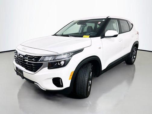 Snow White Pearl 2025 Kia Seltos LX