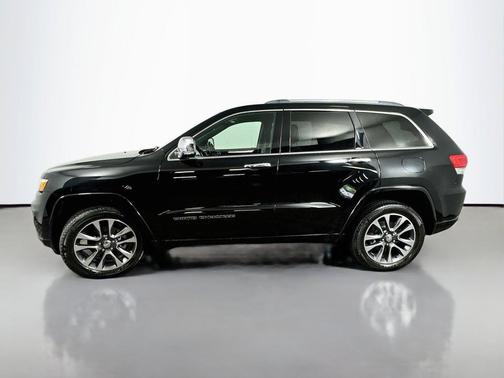 Diamond Black Crystal Pearlcoat 2018 Jeep Grand Cherokee Overland