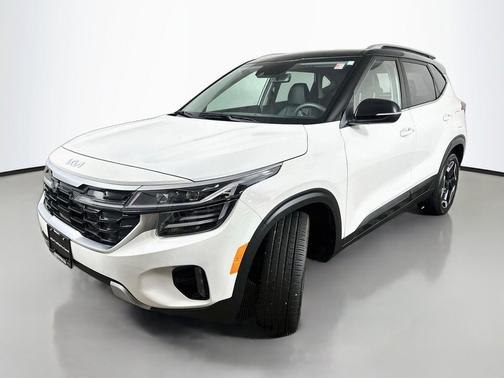 Clear White/Black Roof 2025 Kia Seltos SX