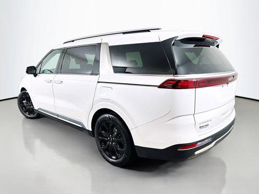 Snow White Pearl 2024 Kia Carnival SX