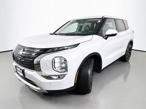 White 2024 Mitsubishi Outlander SE S-AWC