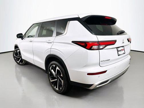 White 2024 Mitsubishi Outlander SE S-AWC