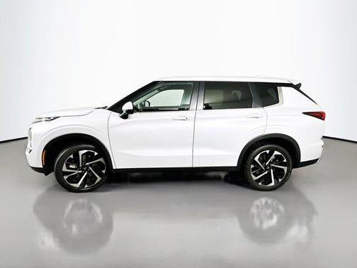 White 2024 Mitsubishi Outlander SE S-AWC