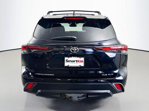 Midnight Black Metallic 2024 Toyota Highlander XLE