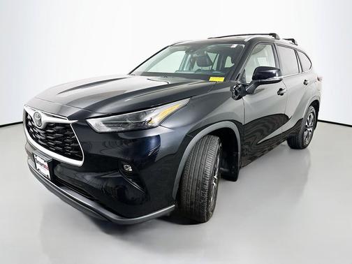 Midnight Black Metallic 2024 Toyota Highlander XLE