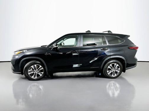 Midnight Black Metallic 2024 Toyota Highlander XLE