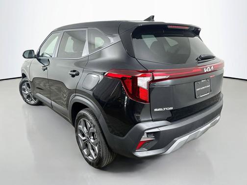 Fusion Black 2026 Kia Seltos LX