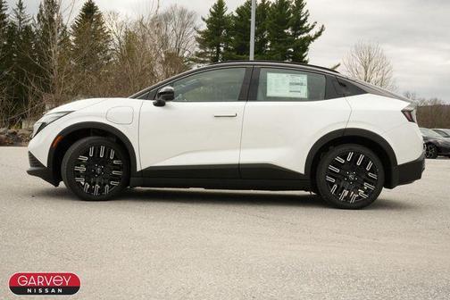 Everest White Pearl Tricoat/Black 2026 Nissan Leaf PLATINUM+