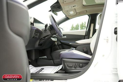 Everest White Pearl Tricoat/Black 2026 Nissan Leaf PLATINUM+