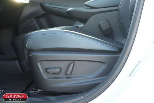 Everest White Pearl Tricoat/Black 2026 Nissan Leaf SV+