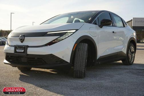 Everest White Pearl Tricoat/Black 2026 Nissan Leaf SV+
