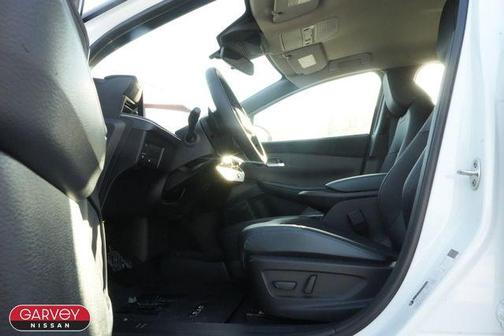 Everest White Pearl Tricoat/Black 2026 Nissan Leaf SV+