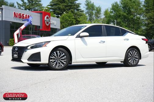 Pearl White Tricoat 2023 Nissan Altima 2.5 SV