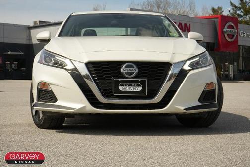 White 2022 Nissan Altima 2.5 SV