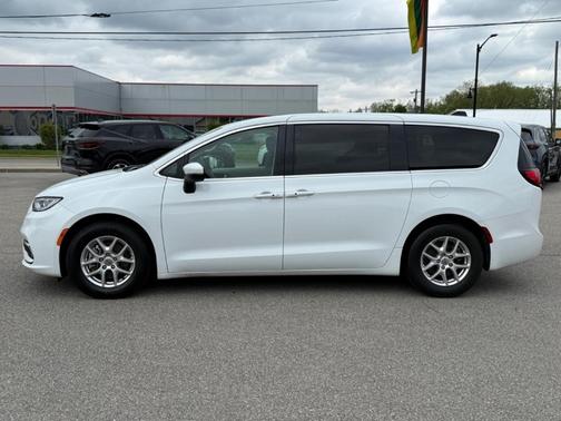 2023 Chrysler Pacifica Touring-L
