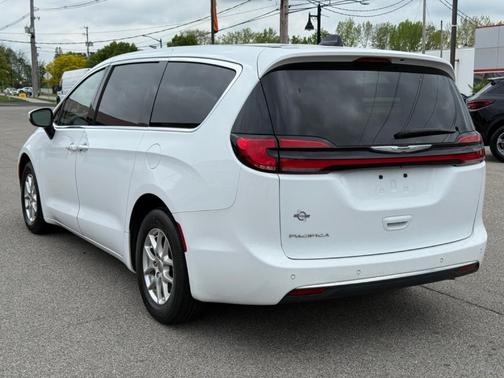 2023 Chrysler Pacifica Touring-L