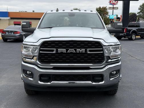 Bright White Clearcoat 2024 RAM 3500 Big Horn Crew Cab 4x4 8' Box