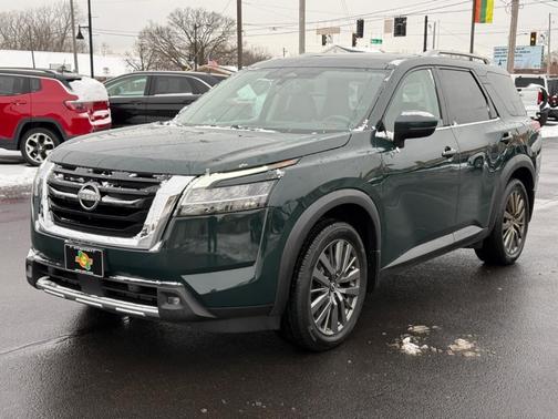 2022 Nissan Pathfinder SL