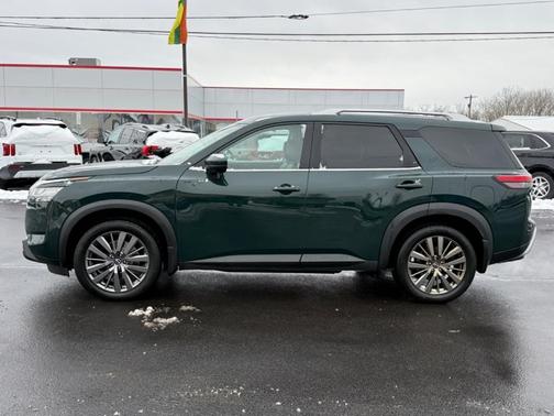 2022 Nissan Pathfinder SL