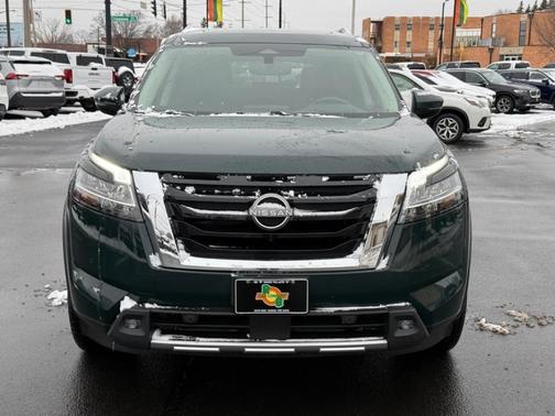 2022 Nissan Pathfinder SL