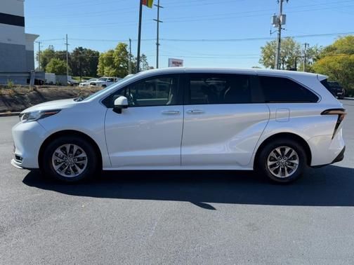 2023 Toyota Sienna XLE