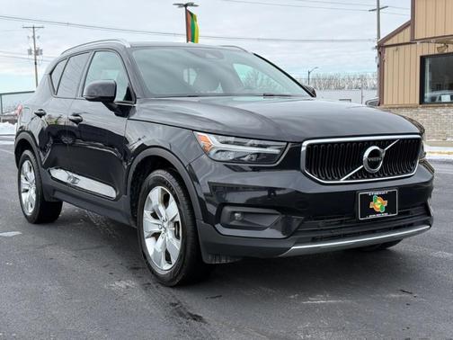 Black 2022 Volvo XC40 T5 Momentum