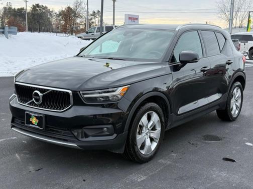 Black 2022 Volvo XC40 T5 Momentum