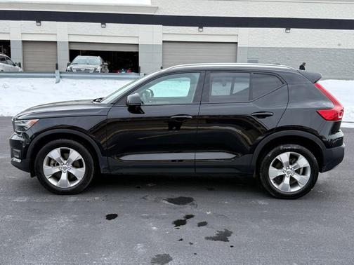 Black 2022 Volvo XC40 T5 Momentum