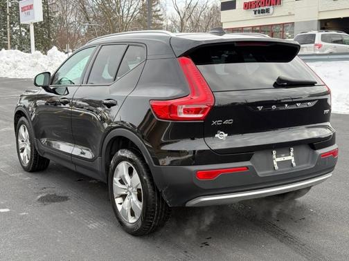 Black 2022 Volvo XC40 T5 Momentum