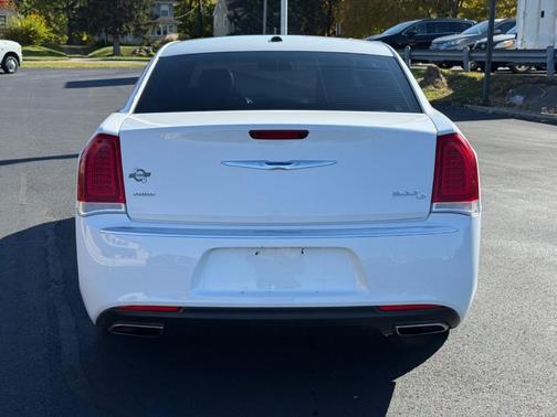 2017 Chrysler 300C Platinum