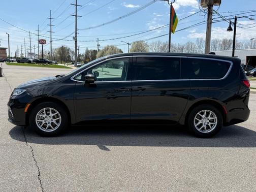 2023 Chrysler Pacifica Touring-L
