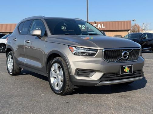2022 Volvo XC40 T5 Momentum