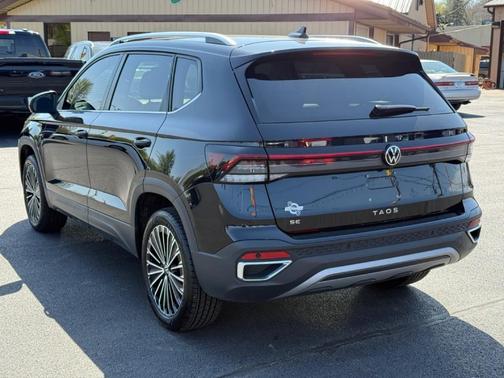 Deep Black Pearl Effect 2025 Volkswagen Taos 1.5T SE