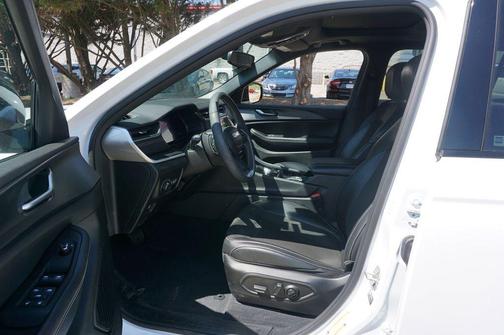 Bright White Clearcoat 2023 Jeep Grand Cherokee L Altitude