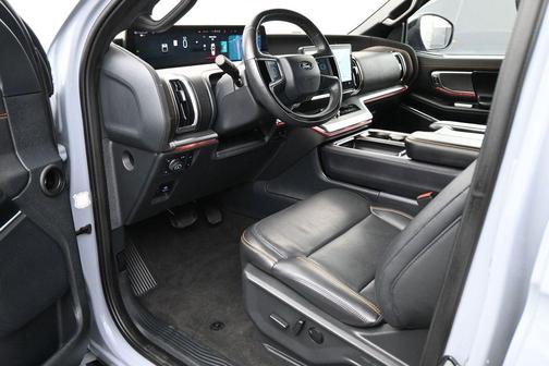 Glacier Gray Metallic TriCoat 2025 Ford Expedition Tremor