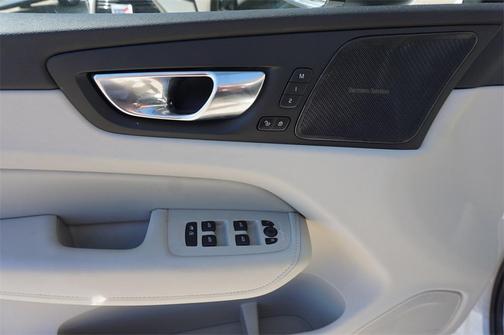 2025 Volvo XC60 B5 Ultra