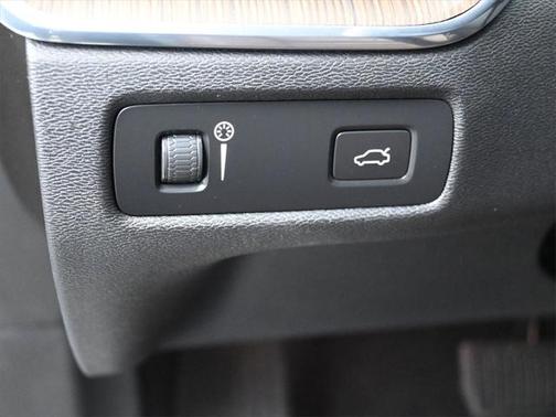 2022 Volvo XC60 B5 Momentum