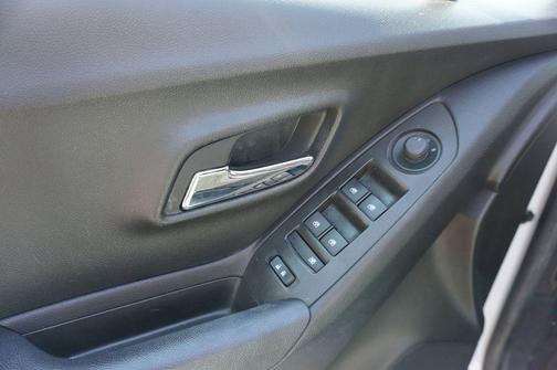 Summit White 2017 Chevrolet Trax LT