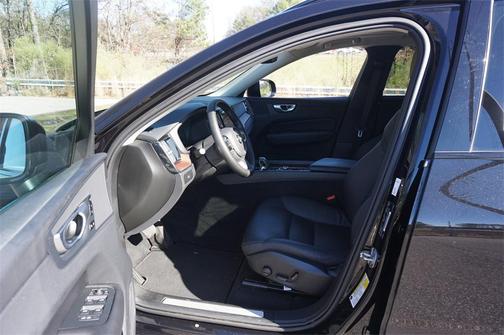 2024 Volvo XC60 B5 Plus Dark Theme