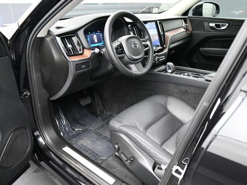 2024 Volvo XC60 B5 Plus Dark Theme