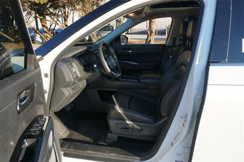 2023 Nissan Pathfinder SL FWD