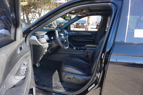 Diamond Black Crystal Pearlcoat 2023 Jeep Grand Cherokee L Altitude